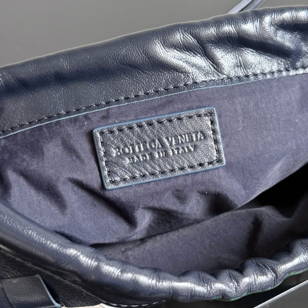 Batch 1360 BOTTEGA VENETA DUSTBAG mini size is officially launched📣📣. It still continues the classic weaving process. The lazy and casual feeling presented by the drawstring pockets is not too suitable for summer. The small back is light and convenient. It is enough to bring lipstick and tissues when going out every day. It is not easy to make mistakes with any clothes. The shoulder strap has a buckle and pull-out design, which can be adjusted to unlock multiple carrying methods. Style number: 816987 Size: 21*16.6*1cm
